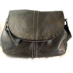 B. Makowsky Cynthia Glove Leather Convert Messenger Bag-Black Contrast stitch